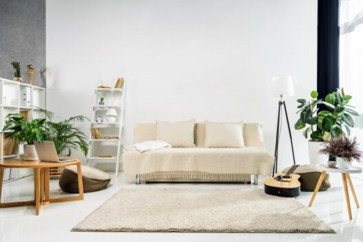 Moderne stue med forskellige møbler